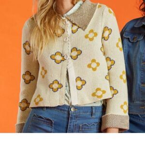 ModCloth Small cardigan sweater knit flower button stretch collar crop short